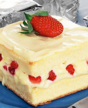 Bolo de Ninho com geleia de morango